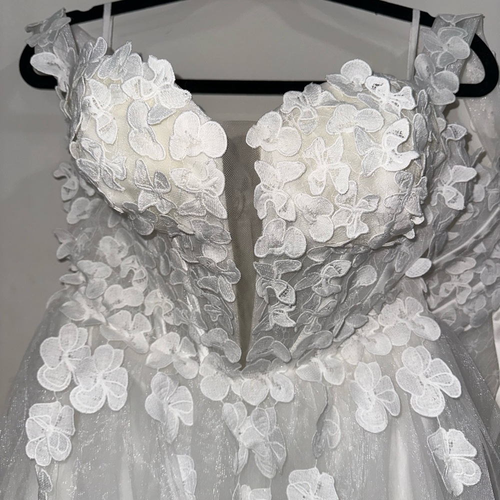 Elegant White Off-Shoulder Lace Dress - Picture 4 of 11